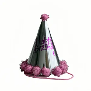 Close-up van een glimmende zilveren verjaardagshoed versierd met pluizige roze pompons.