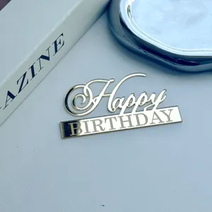 Nahaufnahme des goldenen Acryl Happy Birthday Kuchentopps, ideal für Partydeko.