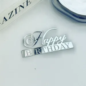 Detaillierte Nahaufnahme des silbernen Acryl-Kuchendeckers zum Geburtstag für Partydeko.