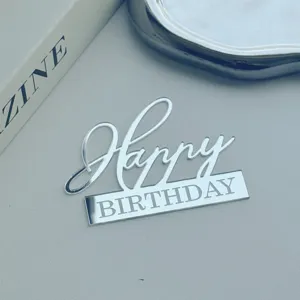 Silberner Acryl Happy Birthday Kuchendekoration Detailansicht, ideal für Geburtstagsparty.