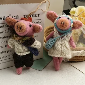 Handmade cute felt pig pendant keychain, creative cartoon bag charm animal plush doll decor.