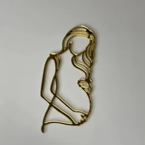 Dettaglio topper torta donna incinta in arte linea dorata, decorazione elegante silhouette.