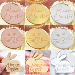 Vue de détail des toppers de cupcakes lapin de Pâques, acrylique miroir et bois gravés au laser.