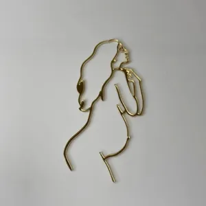Topper per torta dorato minimalista con silhouette di donna incinta, design elegante.