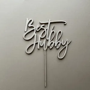 Houten Best Hubby taarttopper, perfect voor Vaderdag viering en feestelijke decoratie van de echtgenoot.