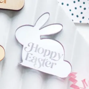 Gros plan détaillé du topper de gâteau de lapin de Pâques en acrylique gravé au laser.