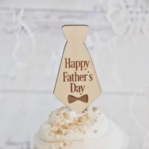 Close-up detail van houten Vaderdag stropdas taarttopper met gegraveerde groetingstext.