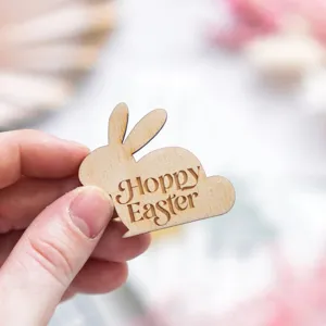 Décoration de cupcake lapin de Pâques en bois gravée au laser détail de pâtisserie.