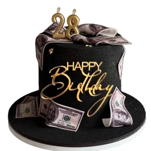 Gâteau d'anniversaire noir avec bougie 28, billets et topper doré Happy Birthday acrylique.