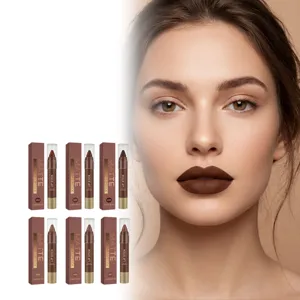 Vue détaillée du rouge à lèvres marron mat aux pigments riches et texture douce.