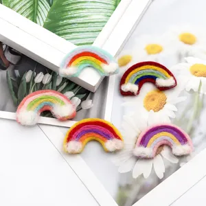 Handgemaakte wolvilt regenboog broche schattige kleurrijke DIY haaraccessoires kleding