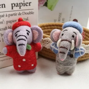 Nahaufnahme von handgefertigten Filz-Elefantenpuppen, süßen Tieranhängern im Detail.