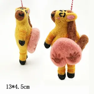 Handgemaakte vilt tijger hanger detail, schattig cartoon hangend ornament voor tas auto.