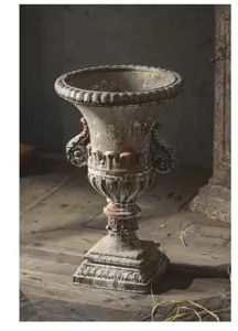Urna de jardín de estilo europeo antiguo en detalle para decoración vintage y accesorios de boda.