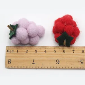 Accesorios de frutas de uva de fieltro de lana, dijes DIY hechos a mano para pinzas y más.