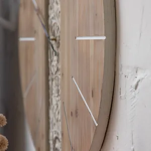 Große runde Wanduhr aus Massivholz mit Vintage geschnitztem Design für Wohnzimmer.