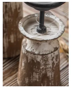 Detalle de portavelas de madera envejecida vintage, decoracion rustica para mesa.