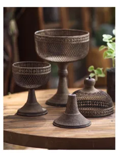 Dettaglio ciotola decorativa in metallo vintage, vaso da fiori in ferro e supporto espositivo.