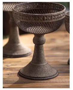 Dettaglio di fioriera in ferro vintage rustico, urna decorativa per tavola, giardino.