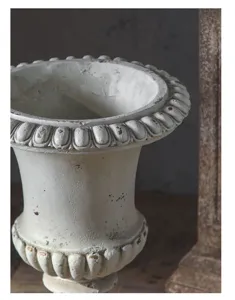 Antigua maceta columna romana europea, urna blanca vintage para decoración de bodas.