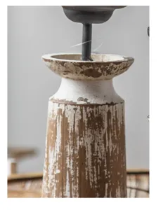 Primer plano detallado del portavelas de madera envejecida vintage, accesorio decorativo de mesa.