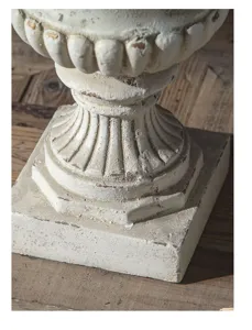 Base de maceta de columna romana europea vintage con acabado blanco envejecido y detalles clásicos.