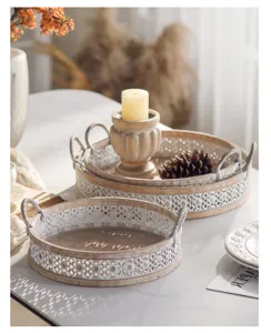 Rustikales rundes dekoratives Holztablett-Set mit Blumenmuster und Seilgriffen für Zuhause.