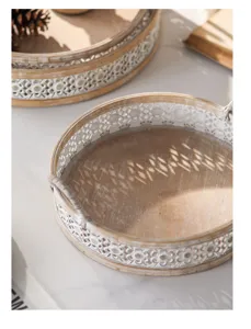 Detailansicht der handgefertigten Bambus-Dekoschale im Landhausstil, elegante Aufbewahrung.