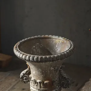 Maceta de columna romana europea retro, jardinera rústica envejecida para decoración de jardín.