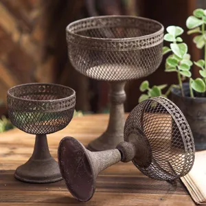 Vaso in rete di ferro invecchiato vintage, vaso di fiori decorativo da scrivania retrò.