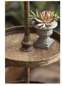 Industriële ijzeren plantenstandaard etagère vintage roestige display voor de tuin.