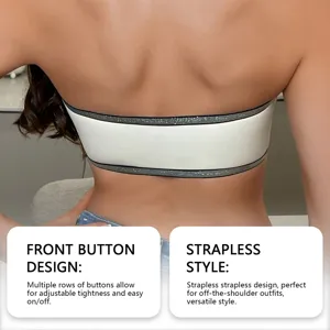 Rückseitiges Detail des trägerlosen Bandeau-Tops mit Glitzerbesatz und Knöpfen.