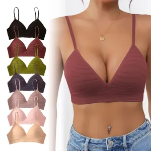 Bralette côtelée à col V profond avec bretelles fines et coques fixes pour un soutien idéal.