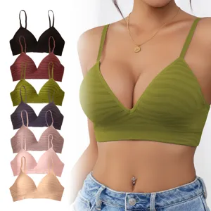 Bralette côtelée pour femme col V confortable avec coques fixes et multiples coloris.