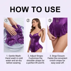 Body en satin et dentelle violette avec bretelles réglables et fermeture à pression à l'entrejambe.