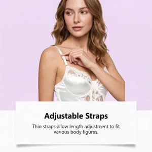 Détail de body en satin et dentelle blanche avec bretelles fines réglables ajustées.