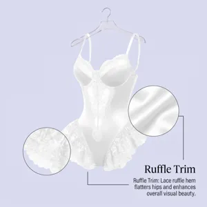 Body en satin et dentelle blanche avec bordure volantée délicate et bretelles réglables.