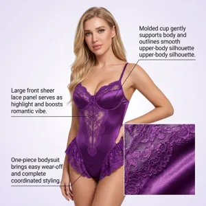 Gros plan sur les details du body en satin violet montrant des bonnets moules et de la dentelle.