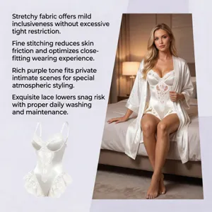 Vue détaillée du body en satin et dentelle blanche avec broderie exquise et coupe ajustée.