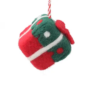 Détail du pendentif boîte cadeau de Noël en feutre de laine, parfait pour le sapin.