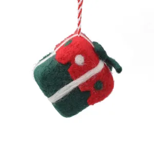 Ornement suspendu en feutre boîte cadeau de Noël, déco de sapin rouge et vert pour fêtes.