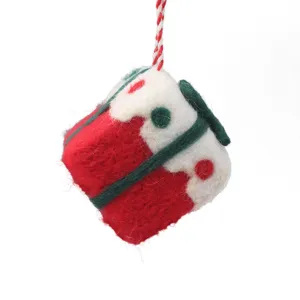 Boite cadeau de Noel en feutre detail vue, decoration suspendue rouge et blanche.