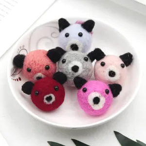 Kleurrijke handgemaakte wolvilt berenhoofd bedels voor DIY sieraden en kledingaccessoires.