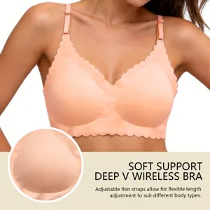 Sostén inalámbrico cuello en V suave con bordes festoneados y tirantes delgados ajustables.