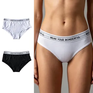 Vista dettagliata di comodi indumenti intimi da donna con una cintura elastica stampata.