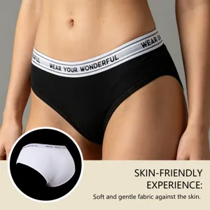 Vista dettagliata di slip comodi da donna con cinturino elastico e tessuto morbido.