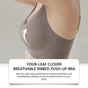 Sujetador push-up acanalado transpirable con perforaciones de trébol para uso diario cómodo.