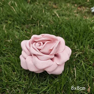 Rosa in tessuto rosa fermaglio spilla materiale, vintage 3D accessorio fiore artificiale.