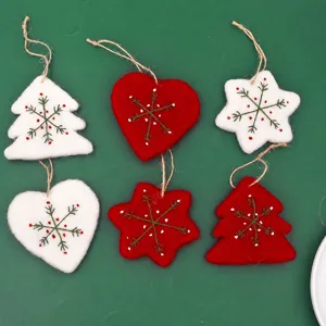 Set de adornos colgantes de Navidad de fieltro de lana con árboles corazones y copos.