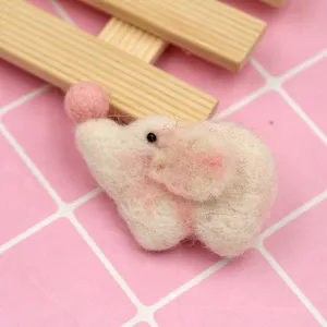 Accessorio DIY elefante carino in feltro di lana per spille e decorazione di borse.